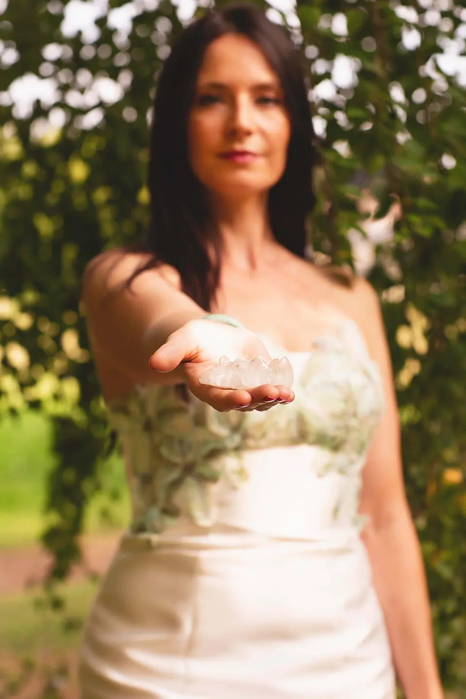 Morgane Muller tend la main paume ouverte, dans un jardin